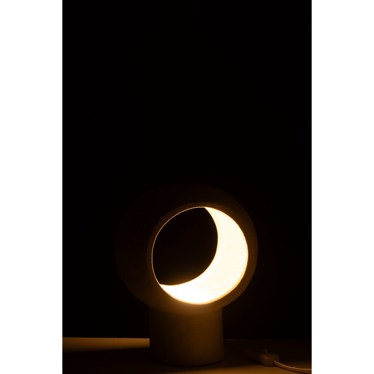 Lampe J-Line avec globe en verre allumée dans un salon moderne