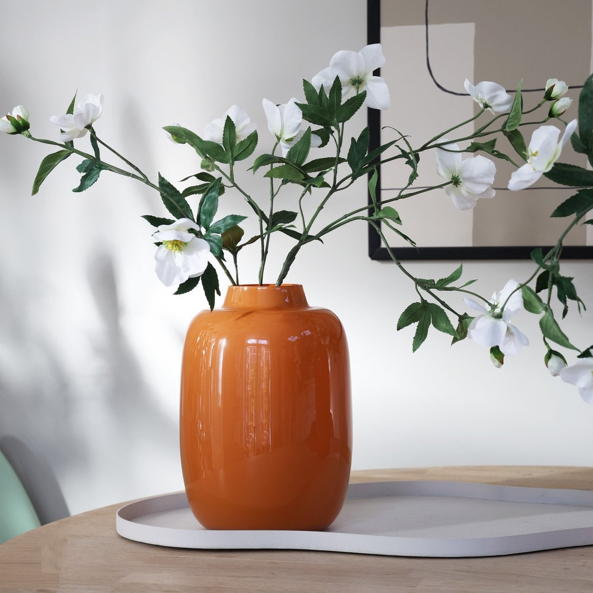 Vase orange foncé en verre soufflé