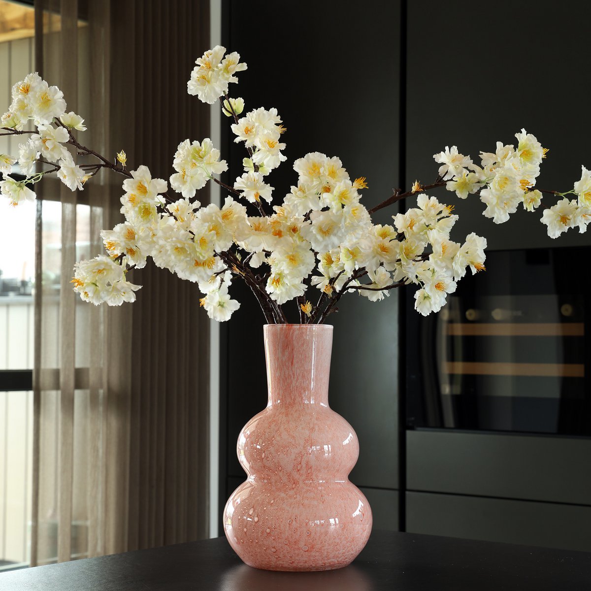 Détail du vase Lindi Elite en verre rose - artisanat et texture uniques