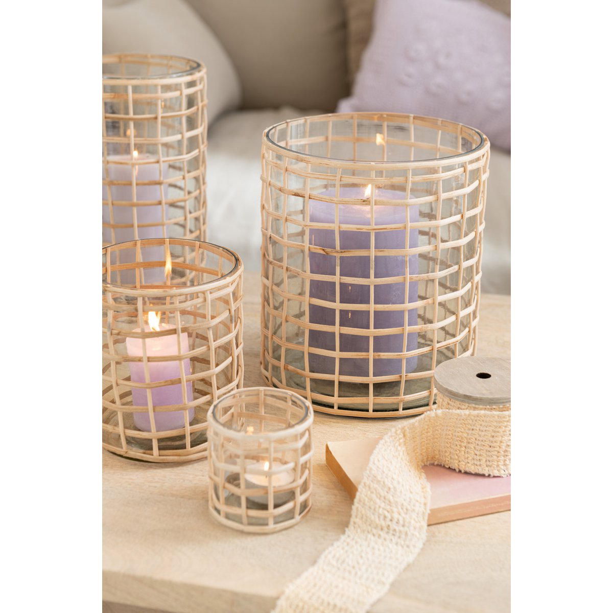 Bougie Cylindrique Lavande J-Line, vue de face montrant sa couleur mauve et son design épuré.