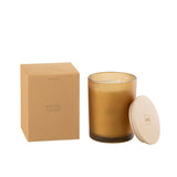 Bougie J-Line Santal Satiné présentée sur une table