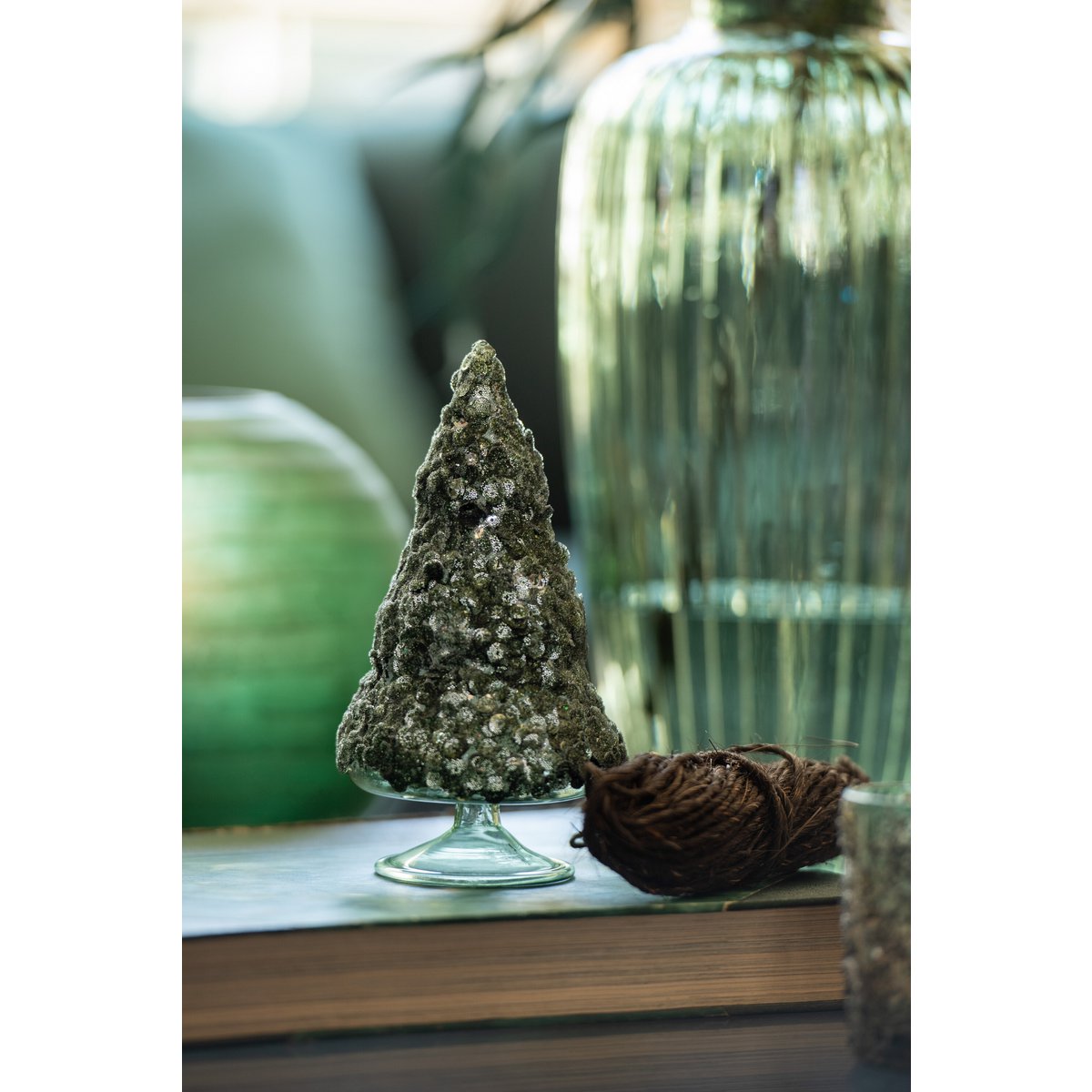 Sapin de Noël J-Line en verre vert, ambiance festive sur une table