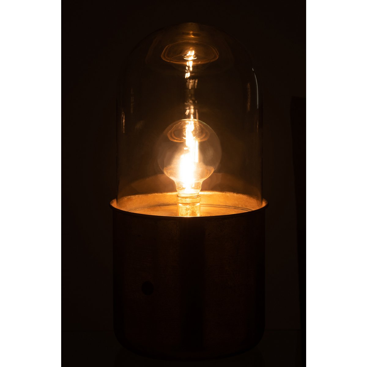 Détail de la base en zinc doré de la lampe J-Line