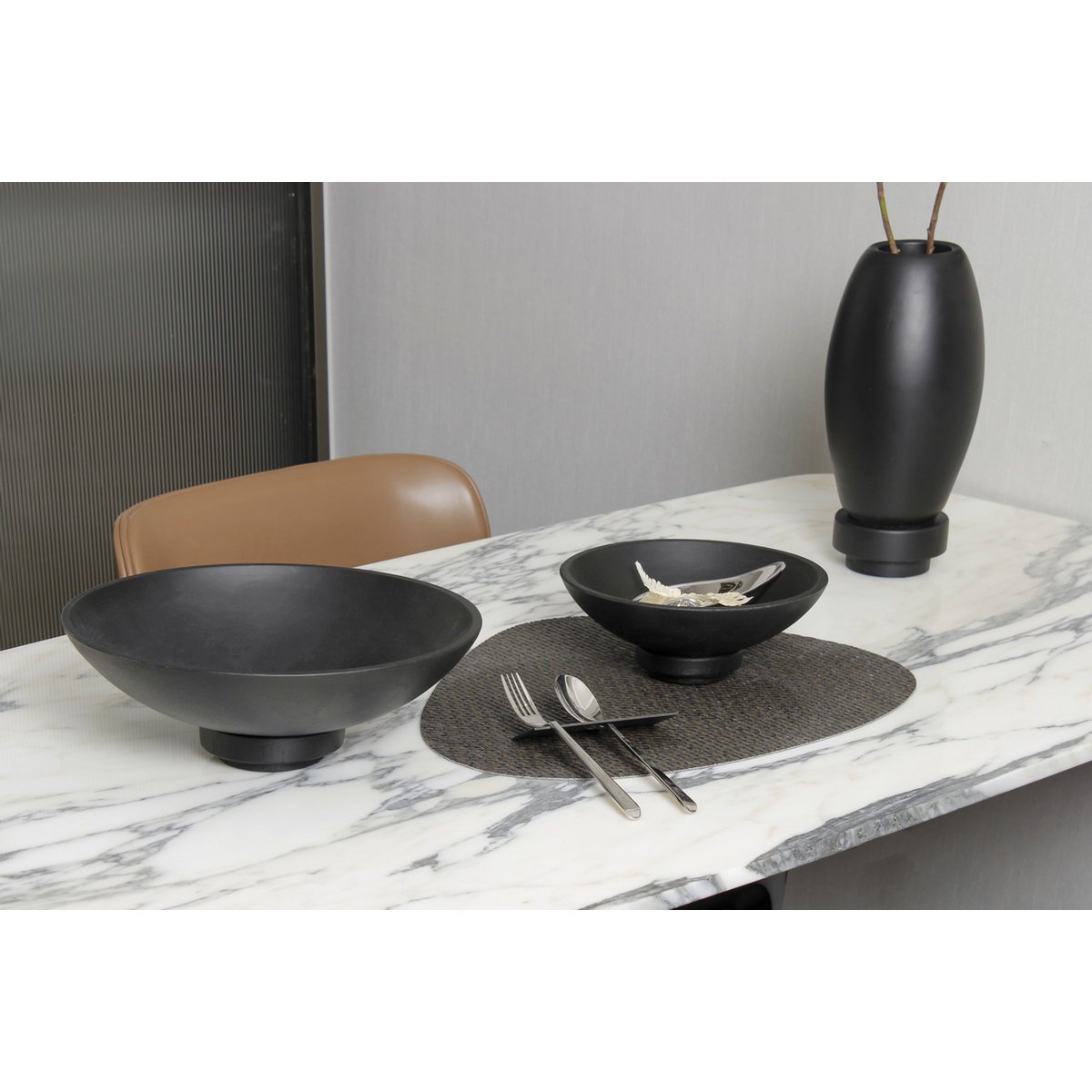 Vase RUD22BK sur une table en bois, ambiance contemporaine
