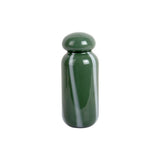 Vase Dulce Raya en verre vert avec rayures blanches, vue de face