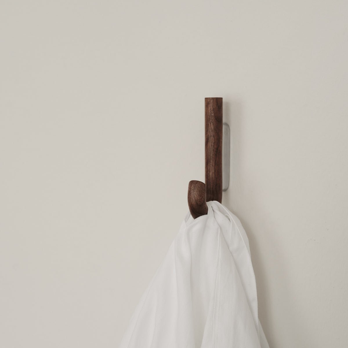 Cintre Mini OYOY, design scandinave en Noyer chaleureux et Chrome