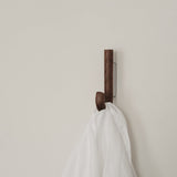 Cintre Mini OYOY, design scandinave en Noyer chaleureux et Chrome