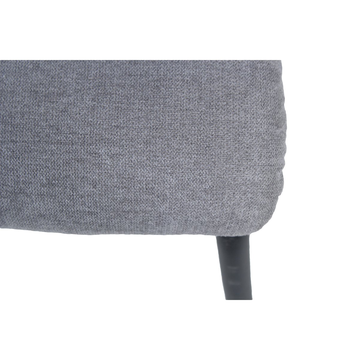 Chaises modernes en tissu utilisées dans une salle à manger