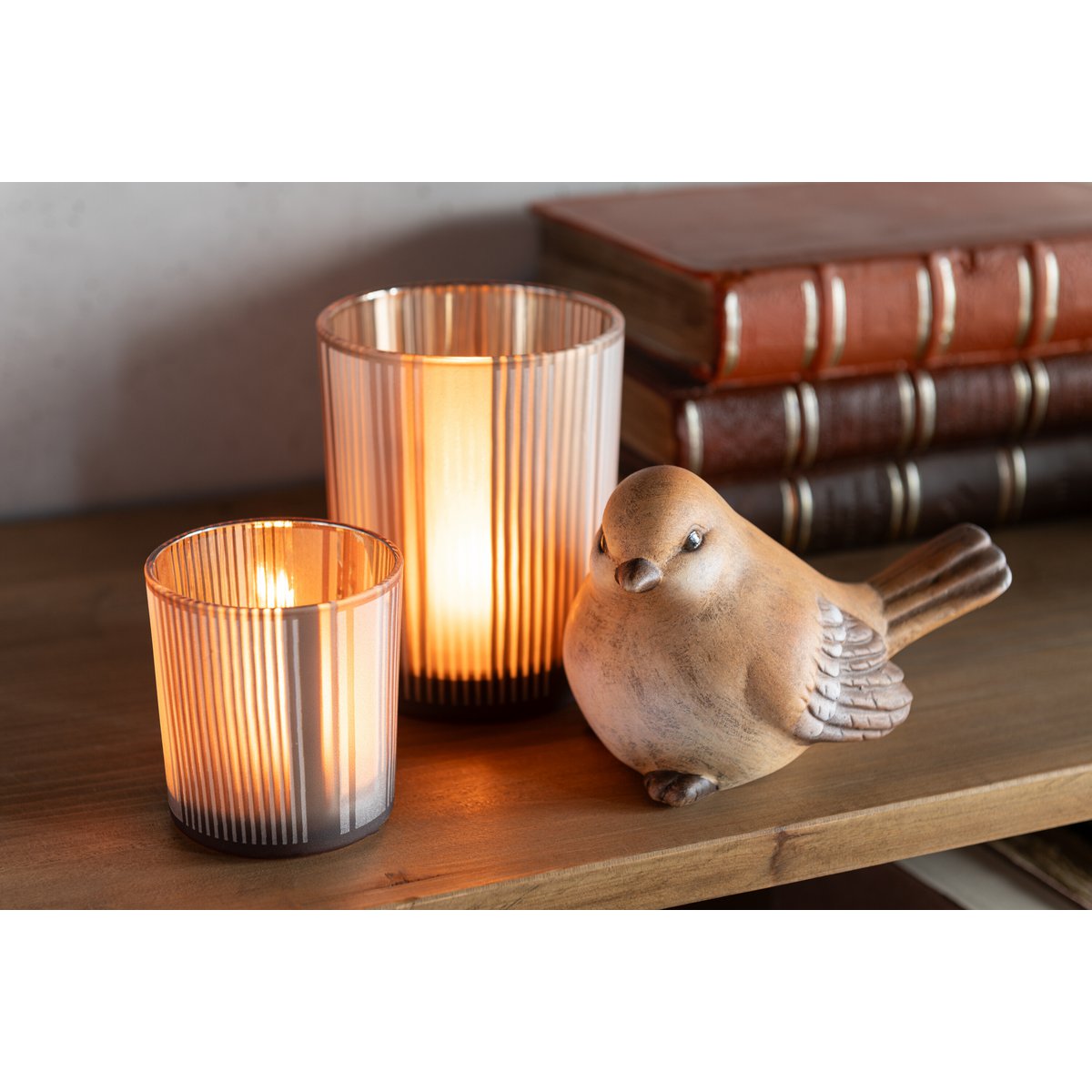 Lanterne J-Line Stripes, mise en scène dans un décor moderne