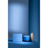 Bougie parfumée Embruns Marins J-Line sur une table décorative
