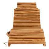 Détail du bois de teck naturel de la chaise longue Arrieta