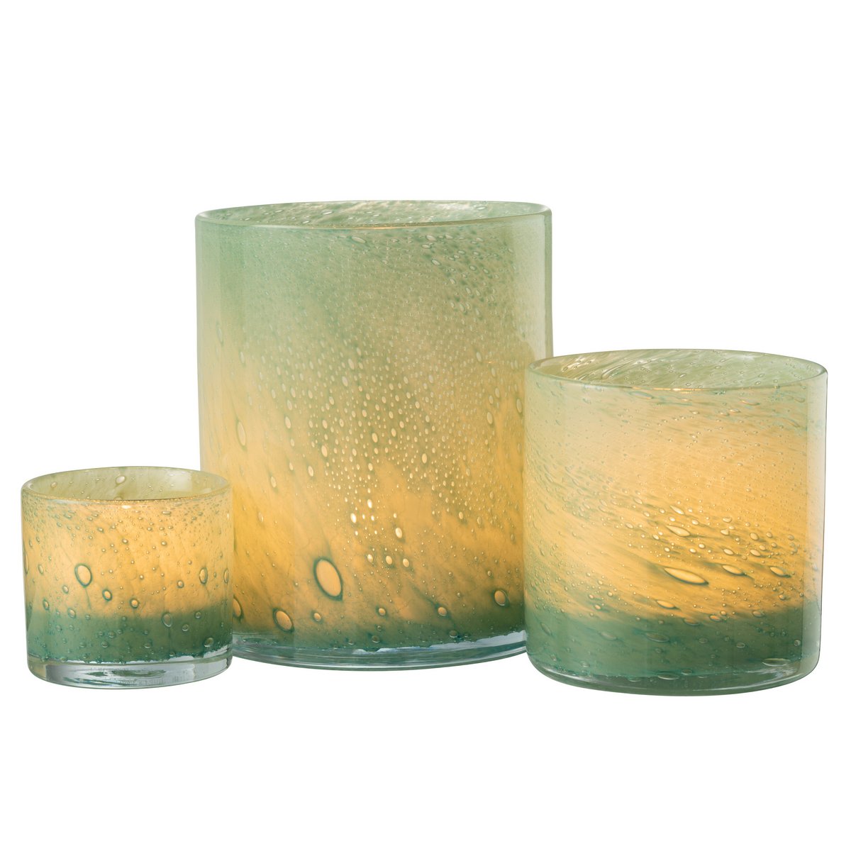 Bougeoir Jade sur une table, créant une ambiance chaleureuse.