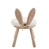 Chaise haute Oreille de Lapin en bois naturel dans une cuisine moderne