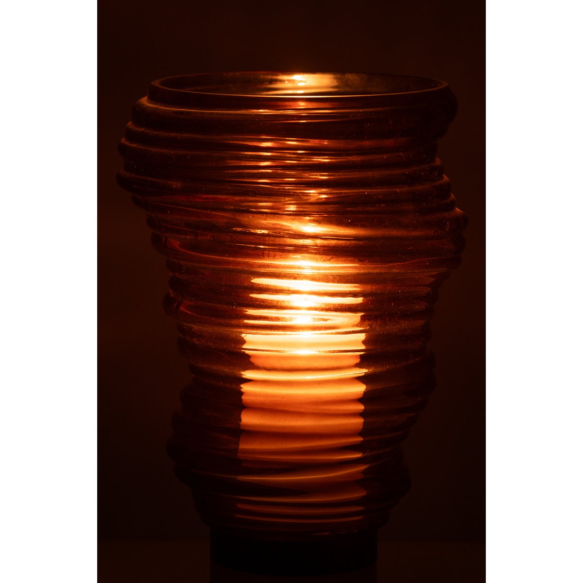 Vase Tornado J-Line sur une table moderne, décoration élégante