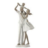 Figurine en polyresin représentant un couple avec enfant, teintes blanches et taupe