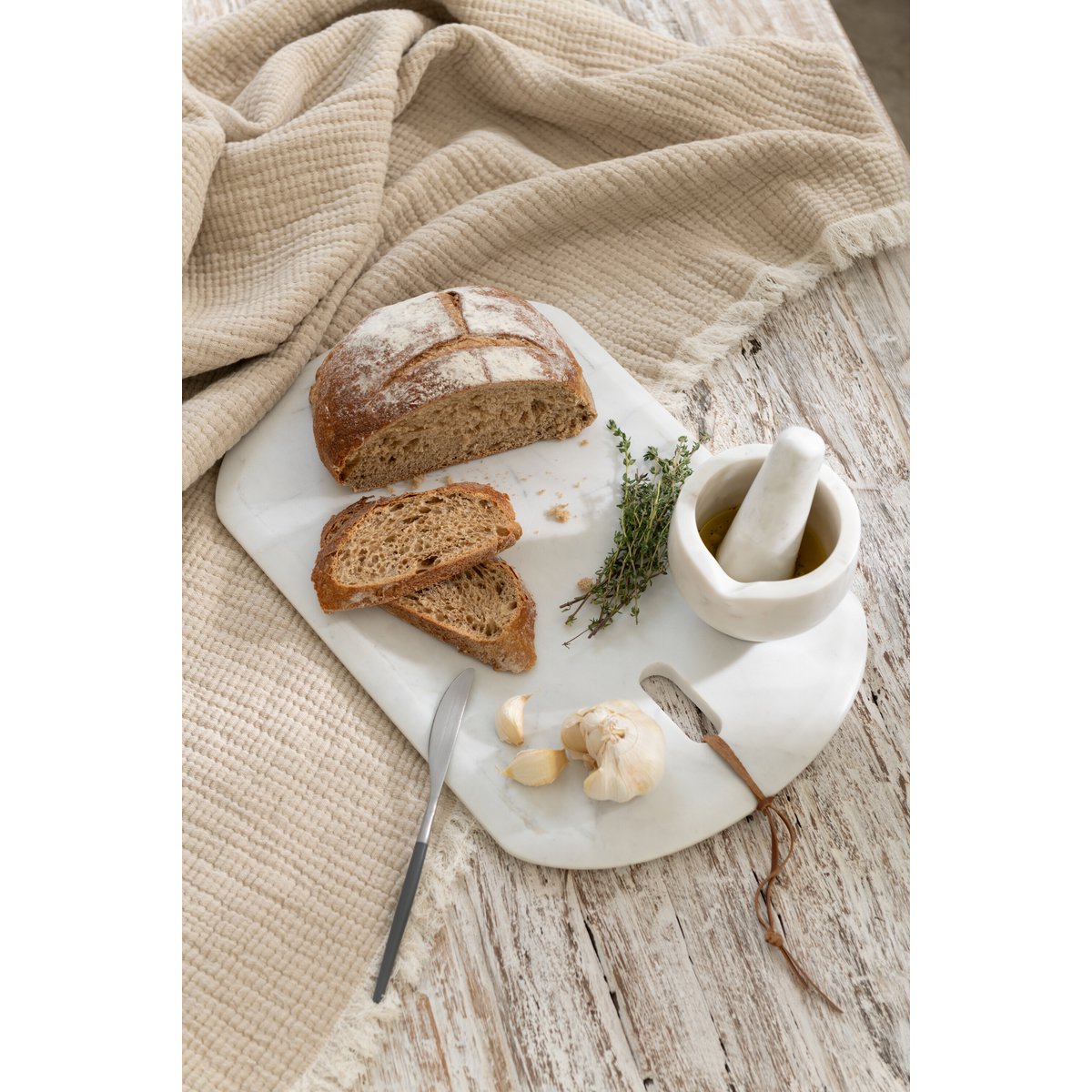 Vue du mortier et pilon J-Line, design chic en marbre blanc.