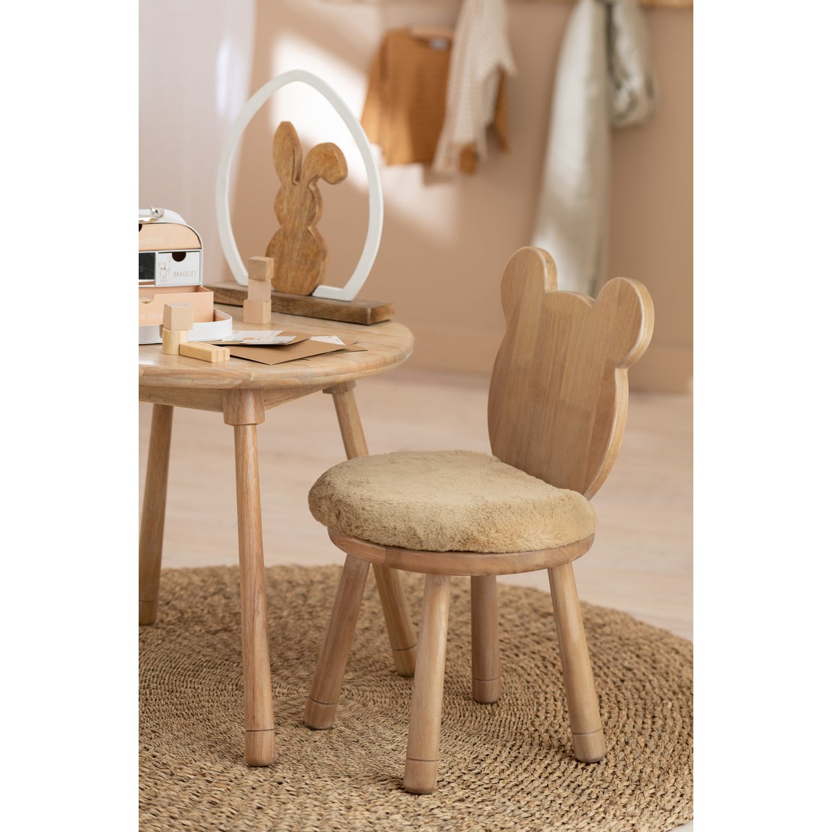 Chaise enfant Ours J-Line, intégrée dans une chambre d'enfant