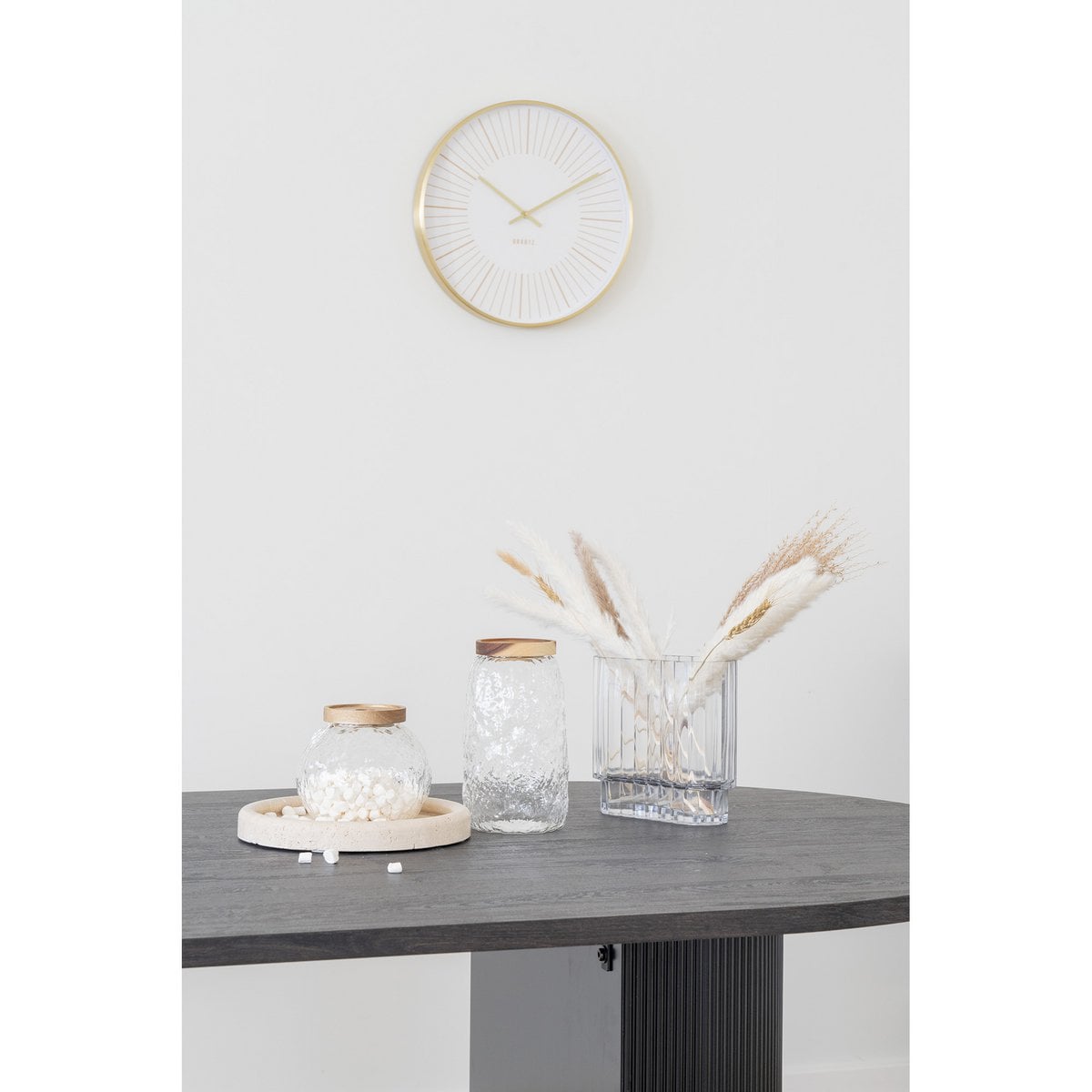 Vase en verre transparent dans un décor moderne