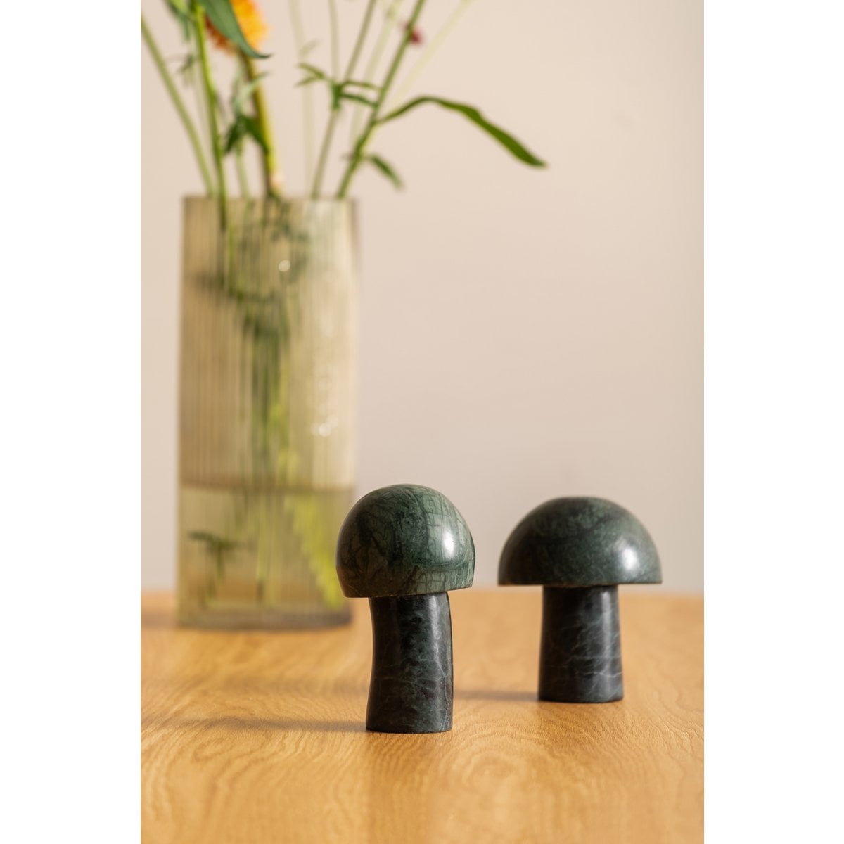 Statue Champignon en marbre vert, intégrée dans une décoration intérieure