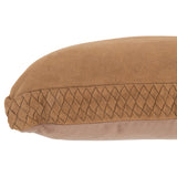 Détail du coussin J-Line en cuir marron - texture tissée