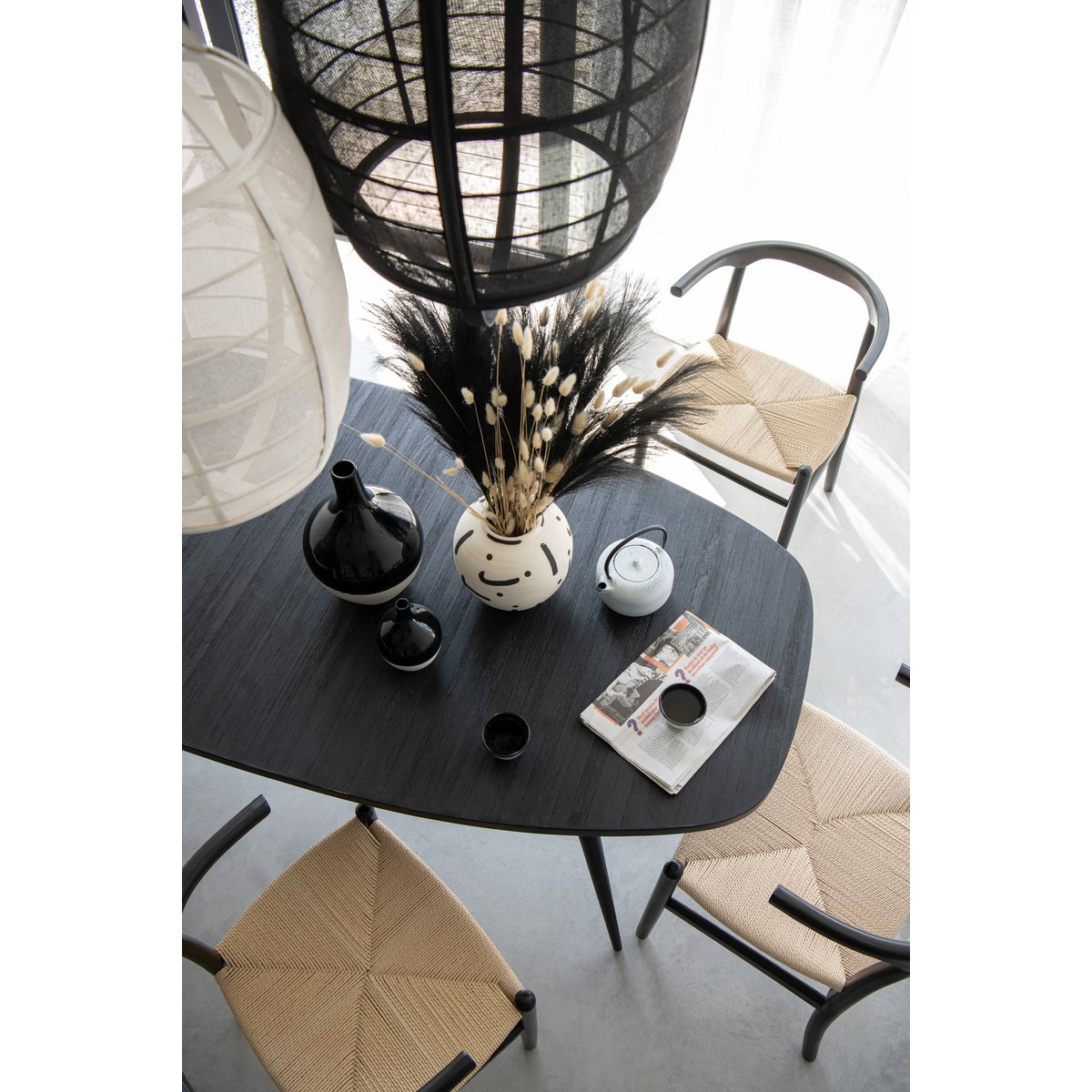 Lampe J-Line Ion éclairant un espace de vie - touche de luxe