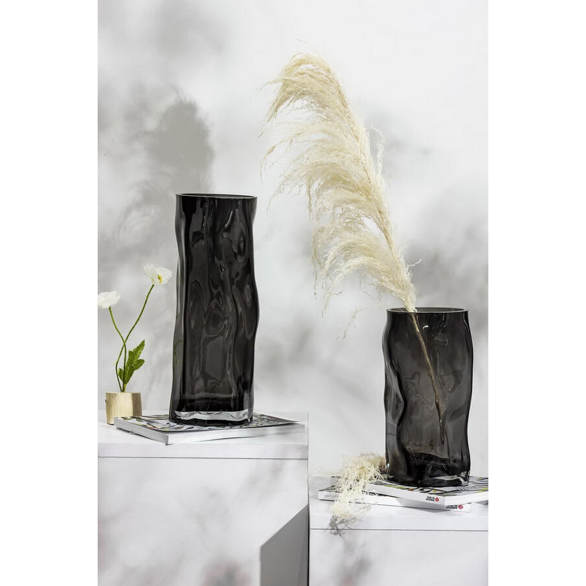 Vase ABU40GR sur une table, ajoutant une touche décorative