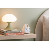 Lampe Fungo allumée, éclairage doux dans un intérieur moderne