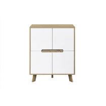 Commode scandinave en bois vue de face avec portes fermées