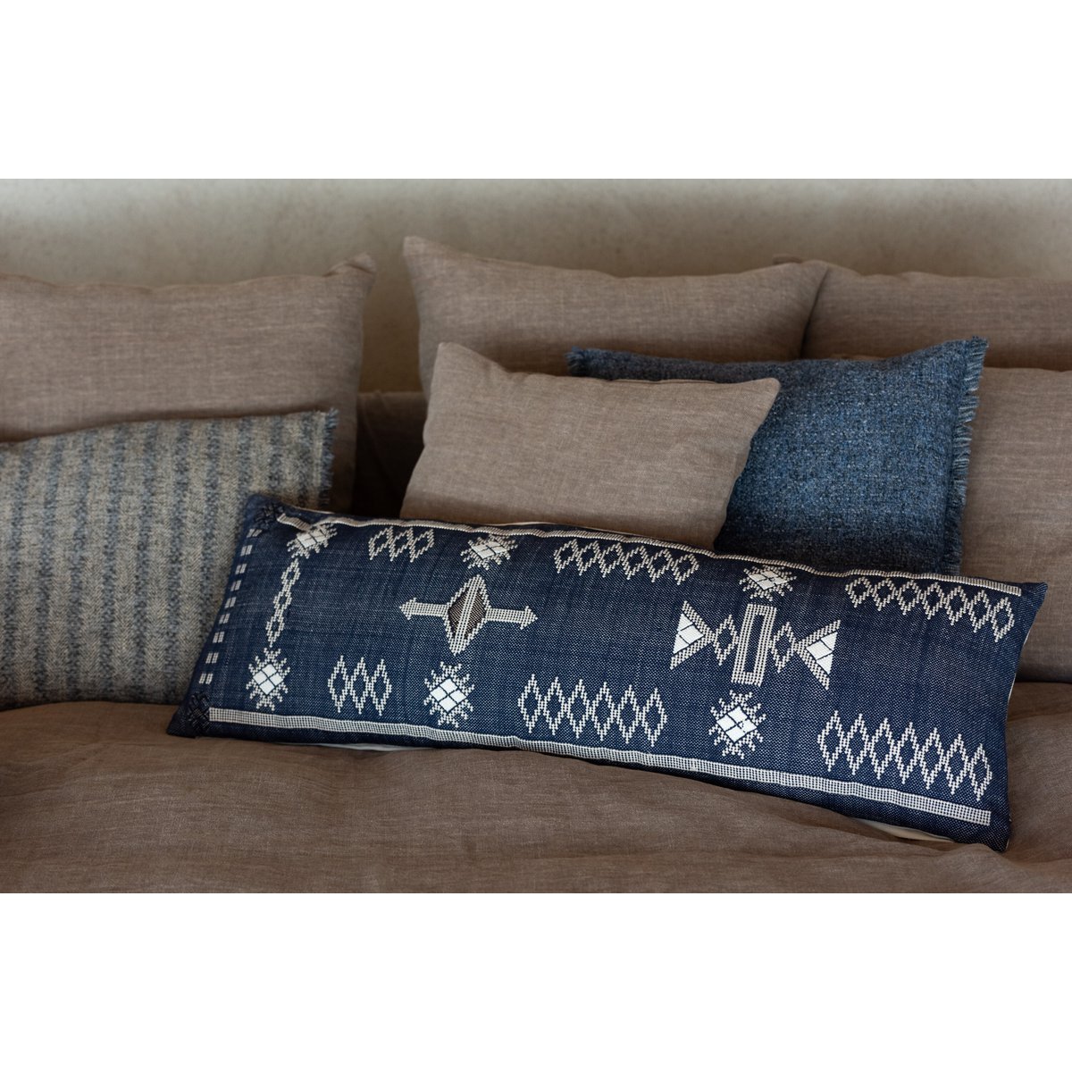 Coussin décoratif J-Line sur un canapé