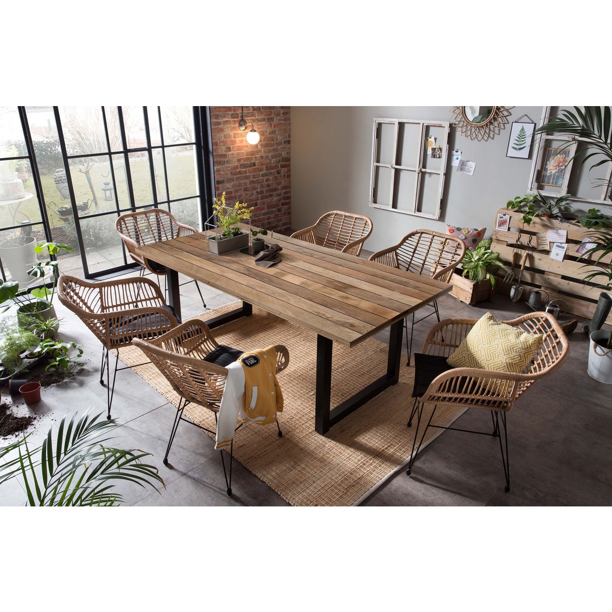 Vue en angle du tableau moderne en métal et bois