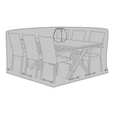 Housse de luxe noire couvrant une table et chaises dans un jardin