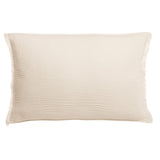 Détail du coussin Emilio, texture raffinée en cuivre