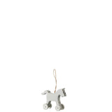 Vue rapprochée du pendentif cheval, texture bois et nuances argentées