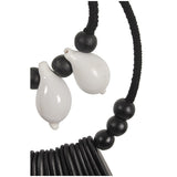 Collier Octo noir et blanc S exposé dans un intérieur élégant