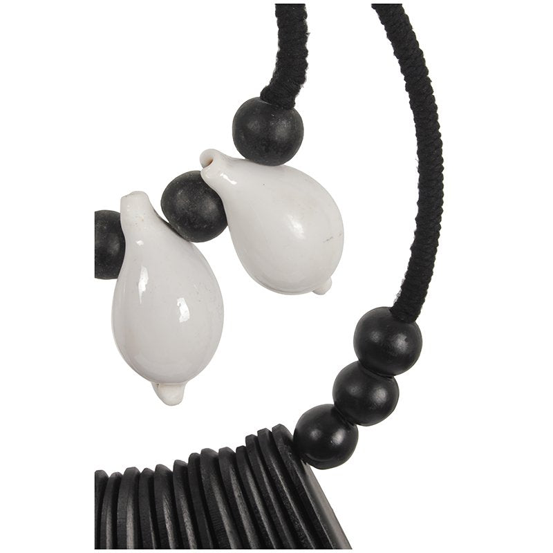Collier Octo noir et blanc S exposé dans un intérieur élégant