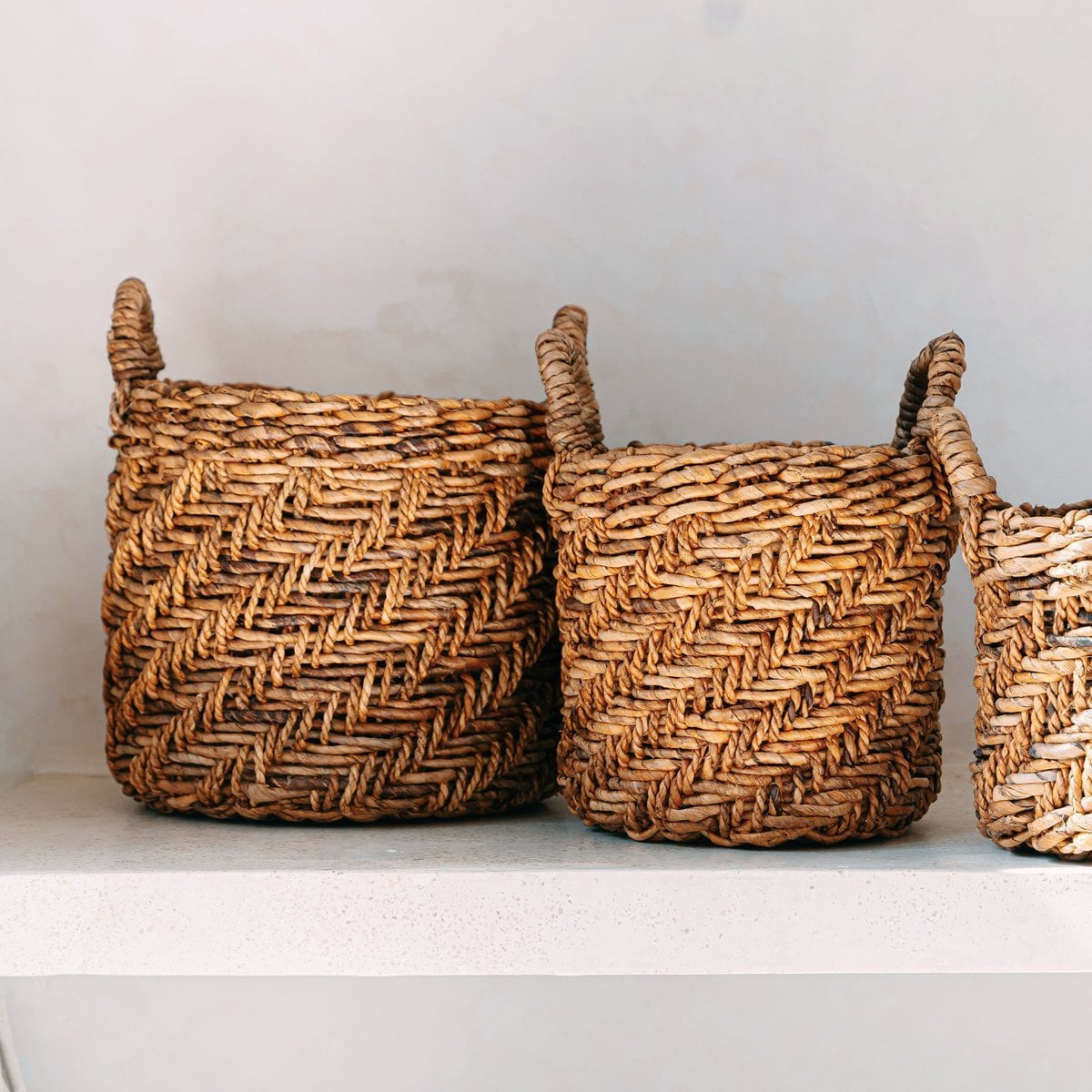 Panier Rinjani en fibre de banane, tissage complexe et couleur dorée