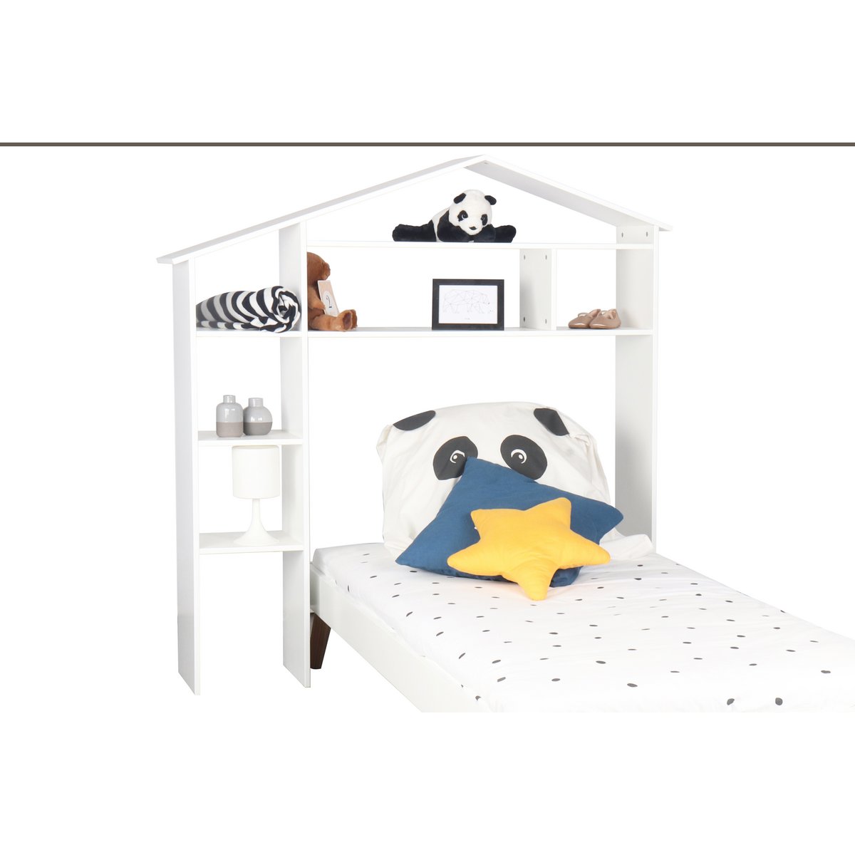Étagère maison en bois blanc avec des jouets et livres.