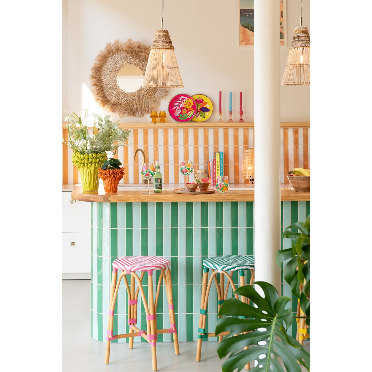 Tabouret vert foncé et blanc dans un cadre décoratif