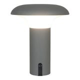 Vue rapprochée de la lampe LED Ramsey montrant son design épuré.