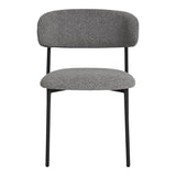Détail du revêtement bouclé gris clair de la chaise Mira
