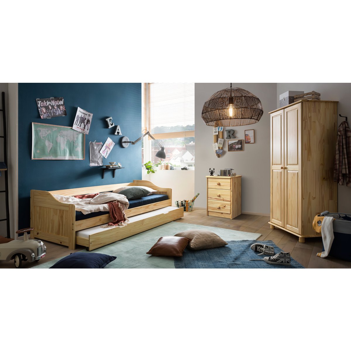 Gros plan sur la finition vernie de la commode