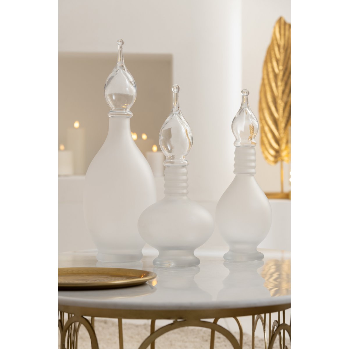 Vase Joey sur une table moderne, décoré avec élégance