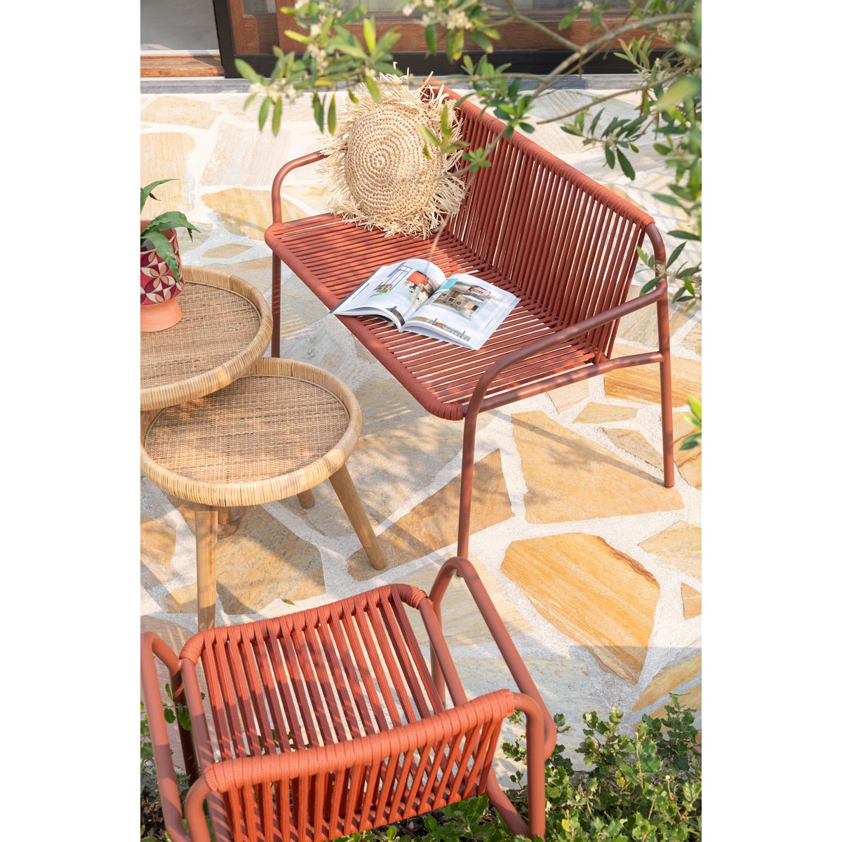 Vue latérale de la table J-Line Lurne en bois