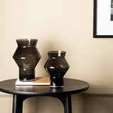 Vue latérale du vase en verre gris, design inspiré de la culture Inca