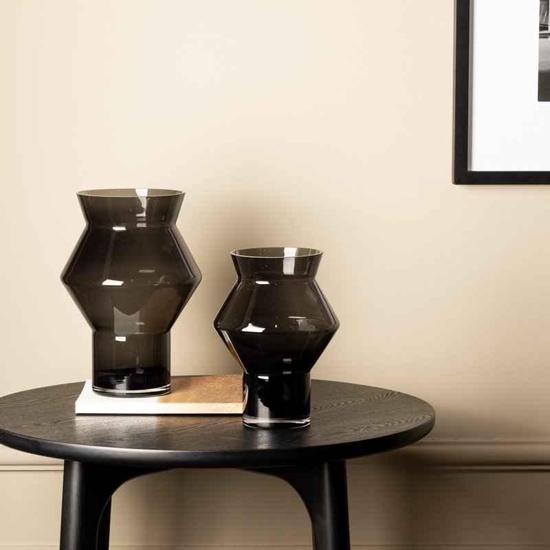 Vue latérale du vase en verre gris, design inspiré de la culture Inca