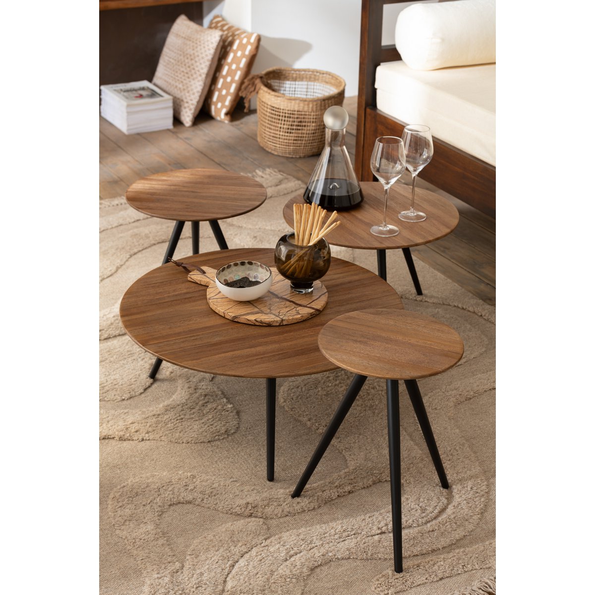 Table J-Line Ronde en Teck Recyclé - vue latérale