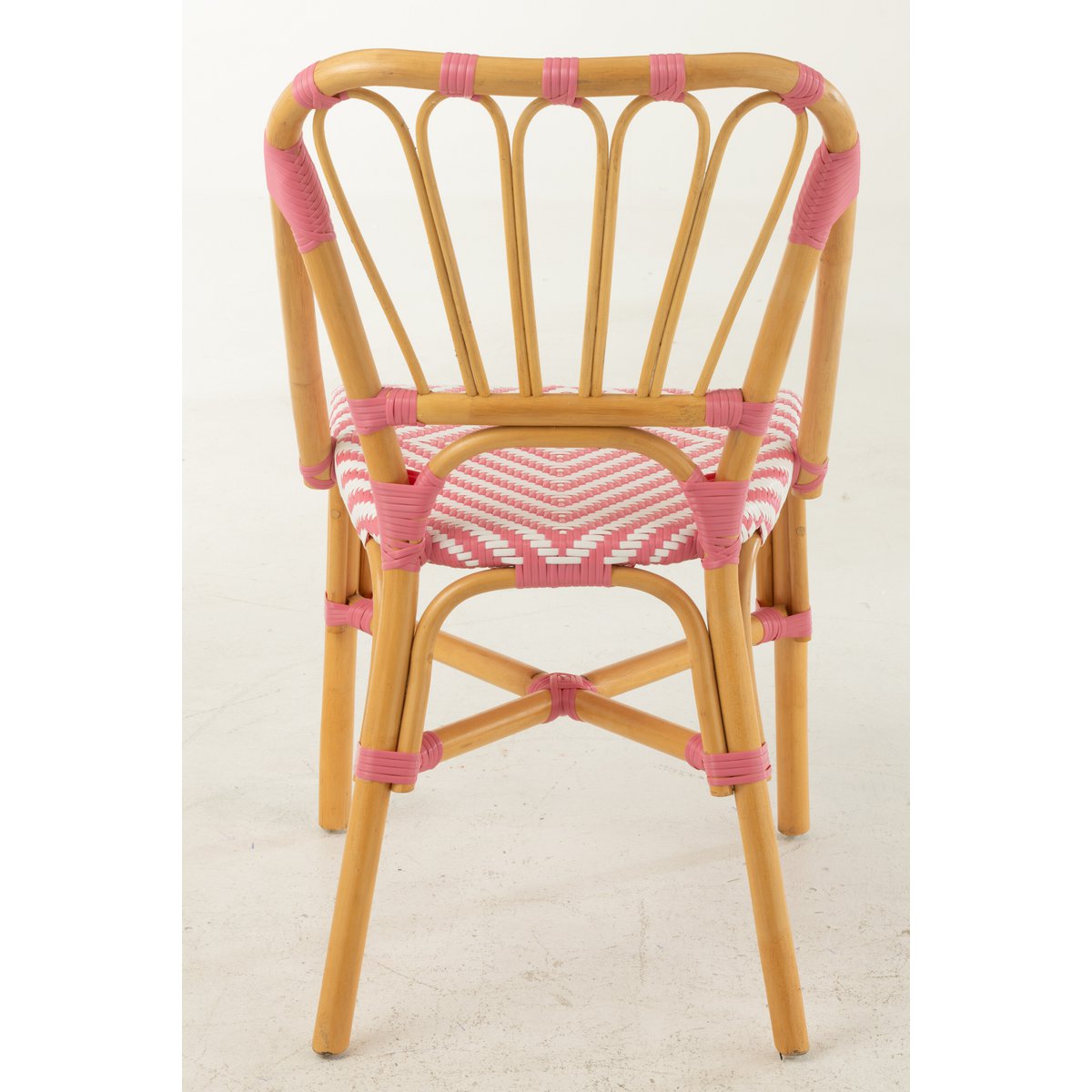 Chaise J-Line Liline sur un fond neutre