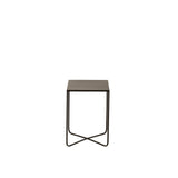 Table d'appoint J-Line Cross Frame en métal noir, vue de face