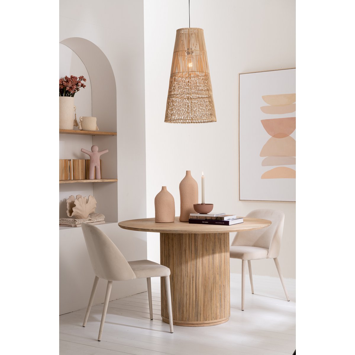 Table Vincent J-Line avec des accessoires de décoration