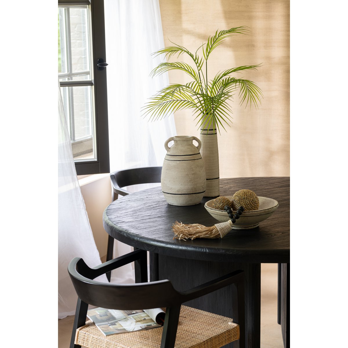 Table J-Line mise en scène avec objets de décoration, esthétique raffinée